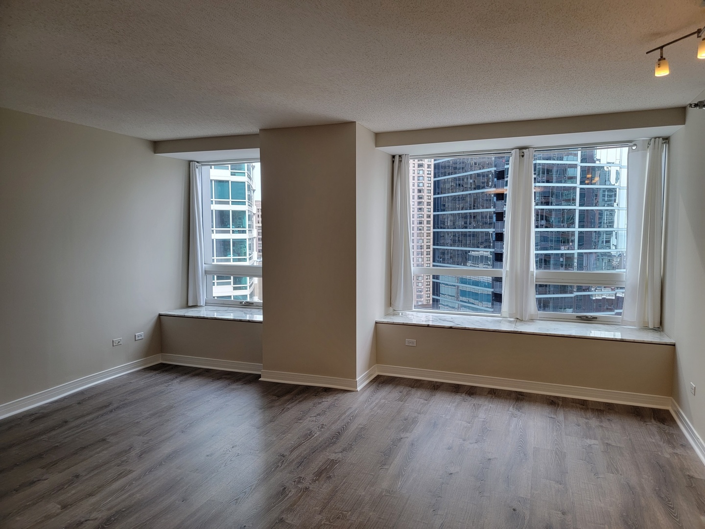 512 N McClurg Court 1002