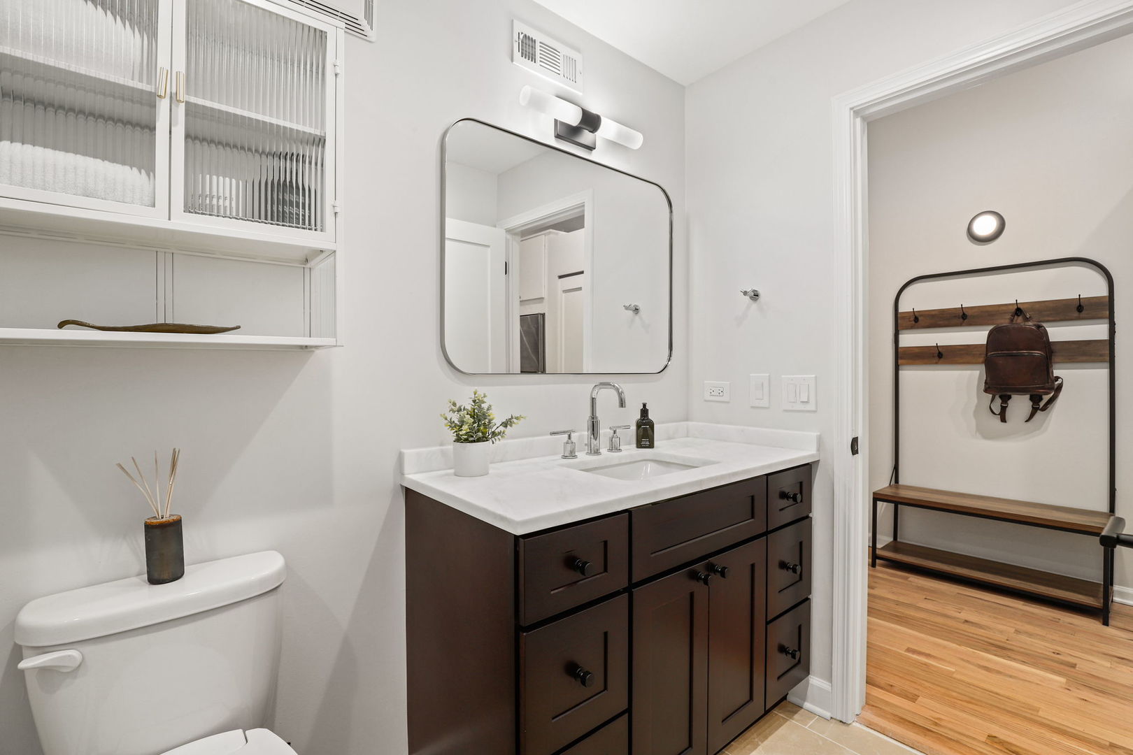 Chicago, Illinois 60607, United States, 1 Bedroom Bedrooms, ,1 BathroomBathrooms,Residential,Active,244129