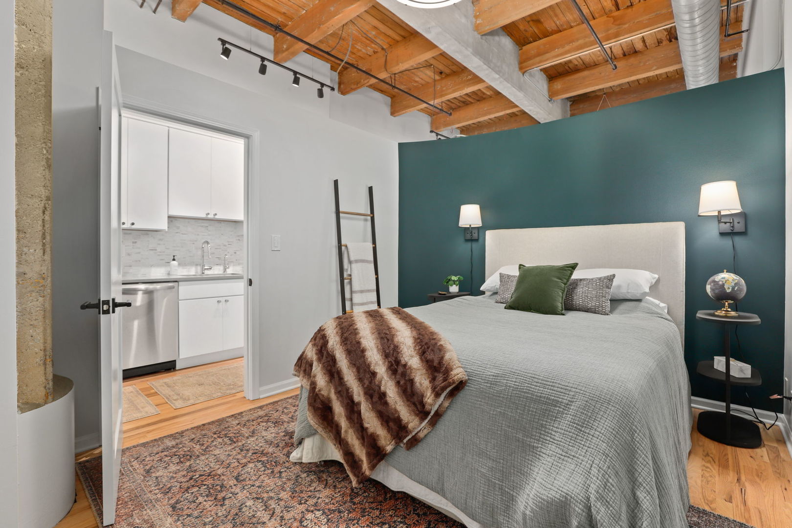 Chicago, Illinois 60607, United States, 1 Bedroom Bedrooms, ,1 BathroomBathrooms,Residential,Active,244129