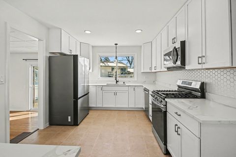 Tiny photo for 507 Northgate Road, Lindenhurst, IL 60046 (MLS # 12553341)