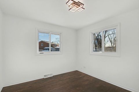 Tiny photo for 507 Northgate Road, Lindenhurst, IL 60046 (MLS # 12553341)