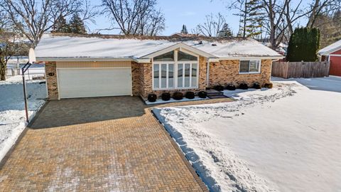 Tiny photo for 507 Northgate Road, Lindenhurst, IL 60046 (MLS # 12553341)
