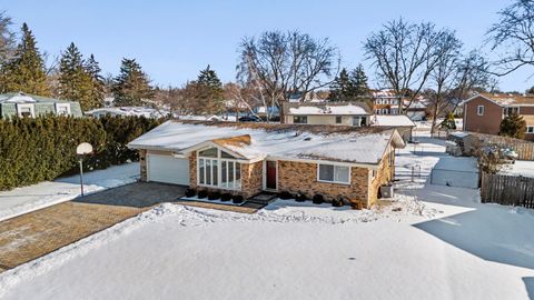 Tiny photo for 507 Northgate Road, Lindenhurst, IL 60046 (MLS # 12553341)
