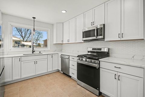 Tiny photo for 507 Northgate Road, Lindenhurst, IL 60046 (MLS # 12553341)