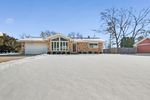 Photo of 507 Northgate Road, Lindenhurst, IL 60046 (MLS # 12553341)