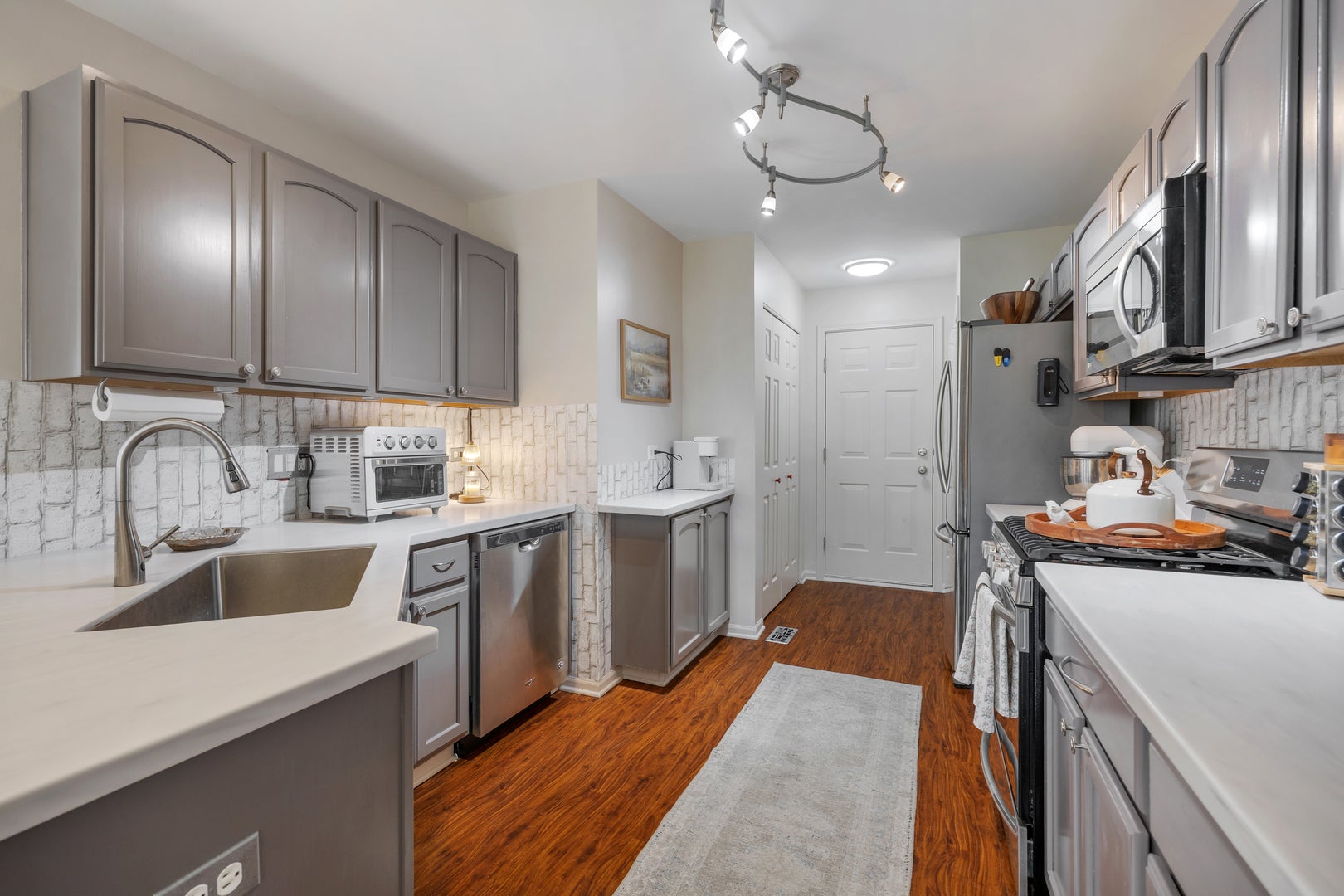 1549 Brompton Lane