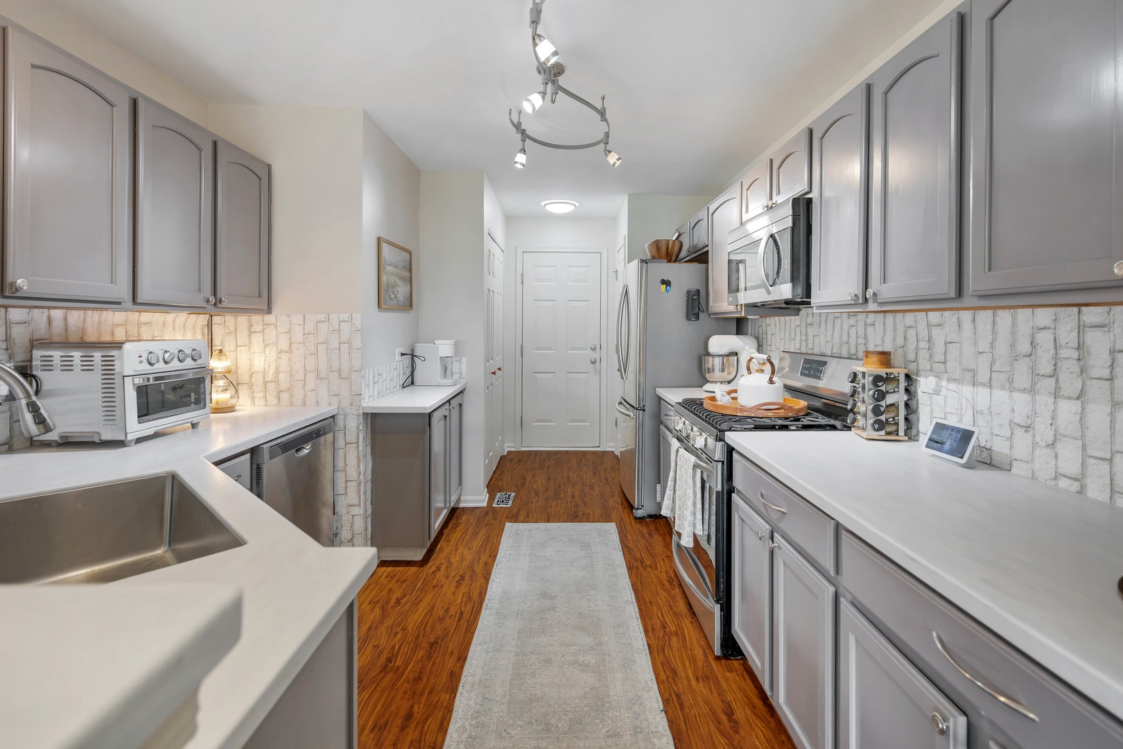 1549 Brompton Lane