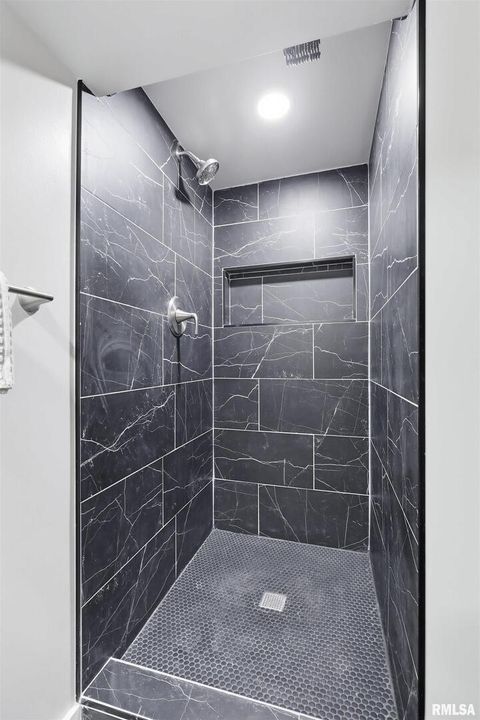 Tiny photo for 71 CRESTWOOD Terrace, Davenport, IA 52803 (MLS # QC4270104)