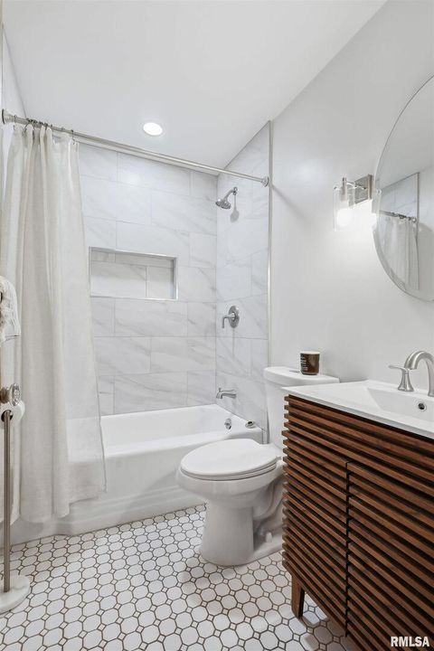 Tiny photo for 71 CRESTWOOD Terrace, Davenport, IA 52803 (MLS # QC4270104)