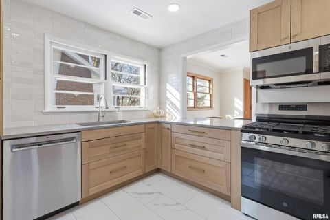 Tiny photo for 71 CRESTWOOD Terrace, Davenport, IA 52803 (MLS # QC4270104)