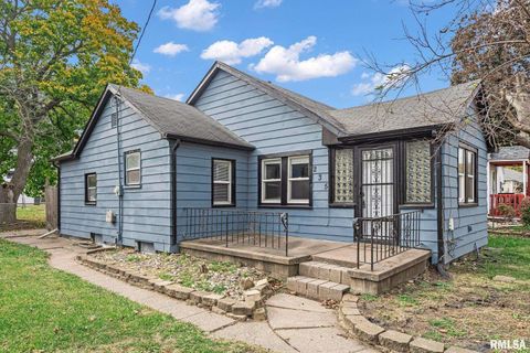 Photo of 235 W 32ND Street, Davenport, IA 52803 (MLS # QC4257728)