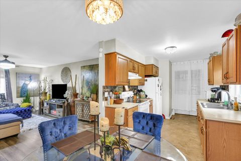 Tiny photo for 404 W Maple Street, Champaign, IL 61820 (MLS # 12616686)