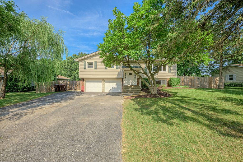 Photo for 214 Somerset Court, New Lenox, IL 60451 (MLS # 12494512)