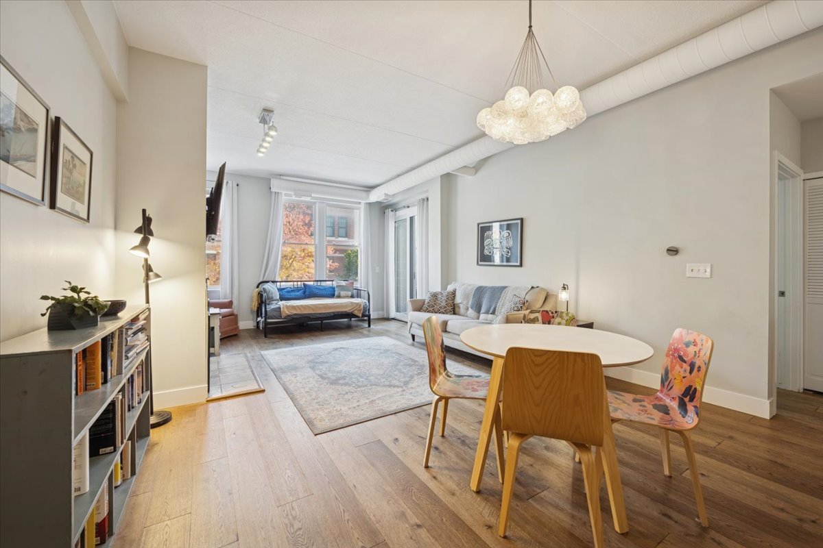 4118 N Lincoln Avenue 202