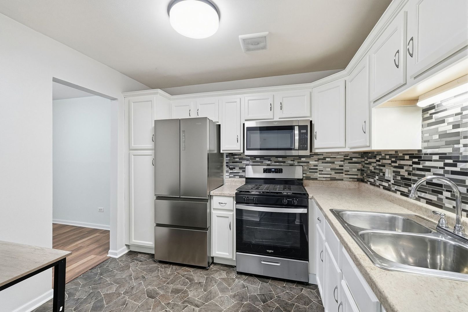 9S110 Lake Drive 104
