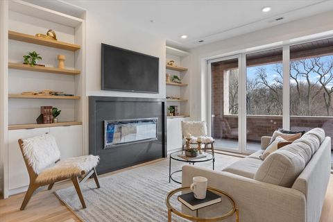 Tiny photo for 2405 W Sunnyside Avenue #5S, Chicago, IL 60625 (MLS # 12468587)