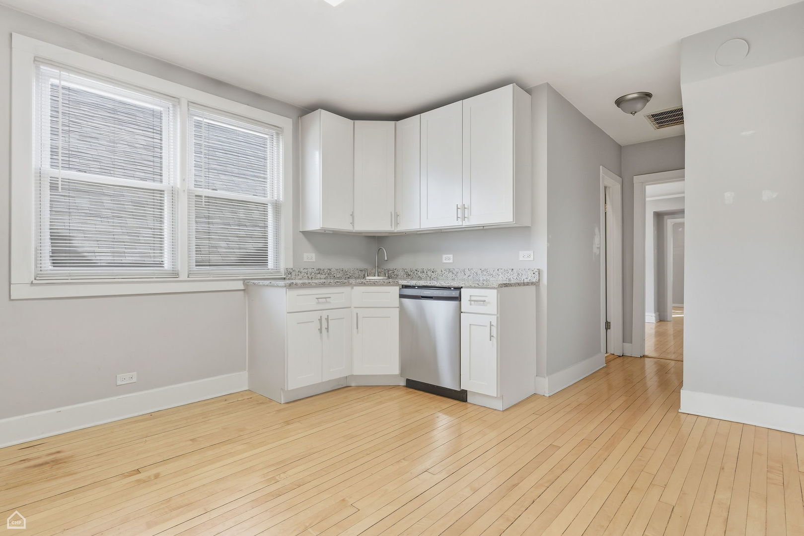 3342 N WHIPPLE Avenue