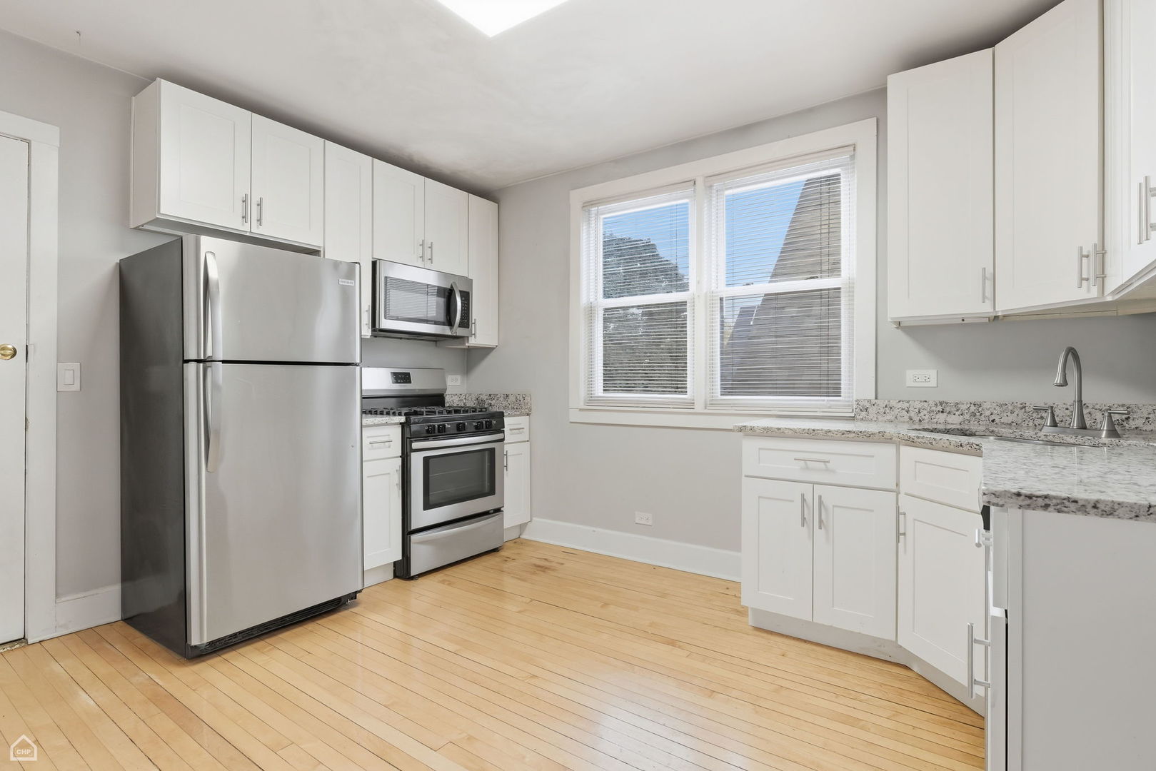 3342 N WHIPPLE Avenue