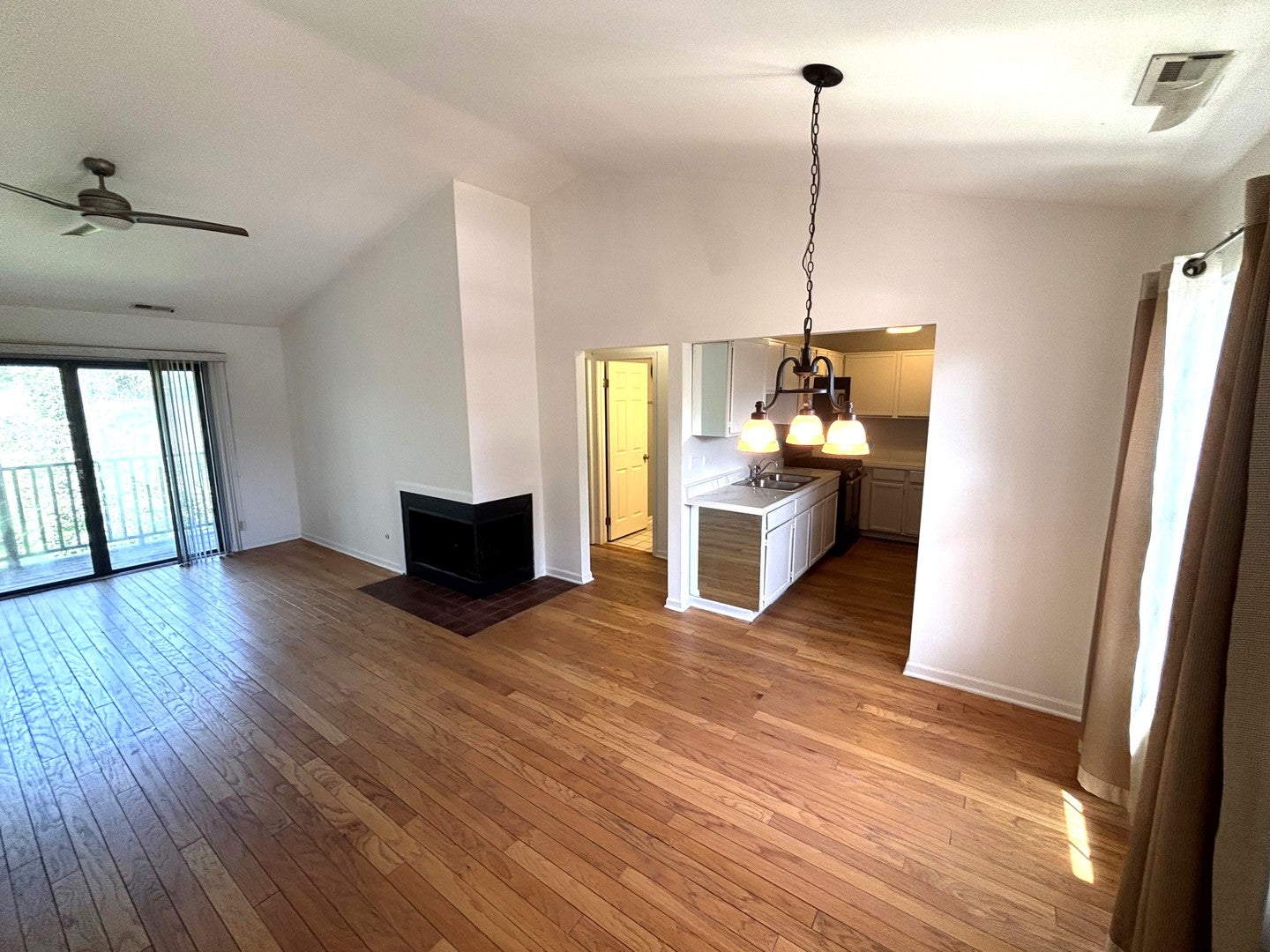 382 Sandhurst Circle 7