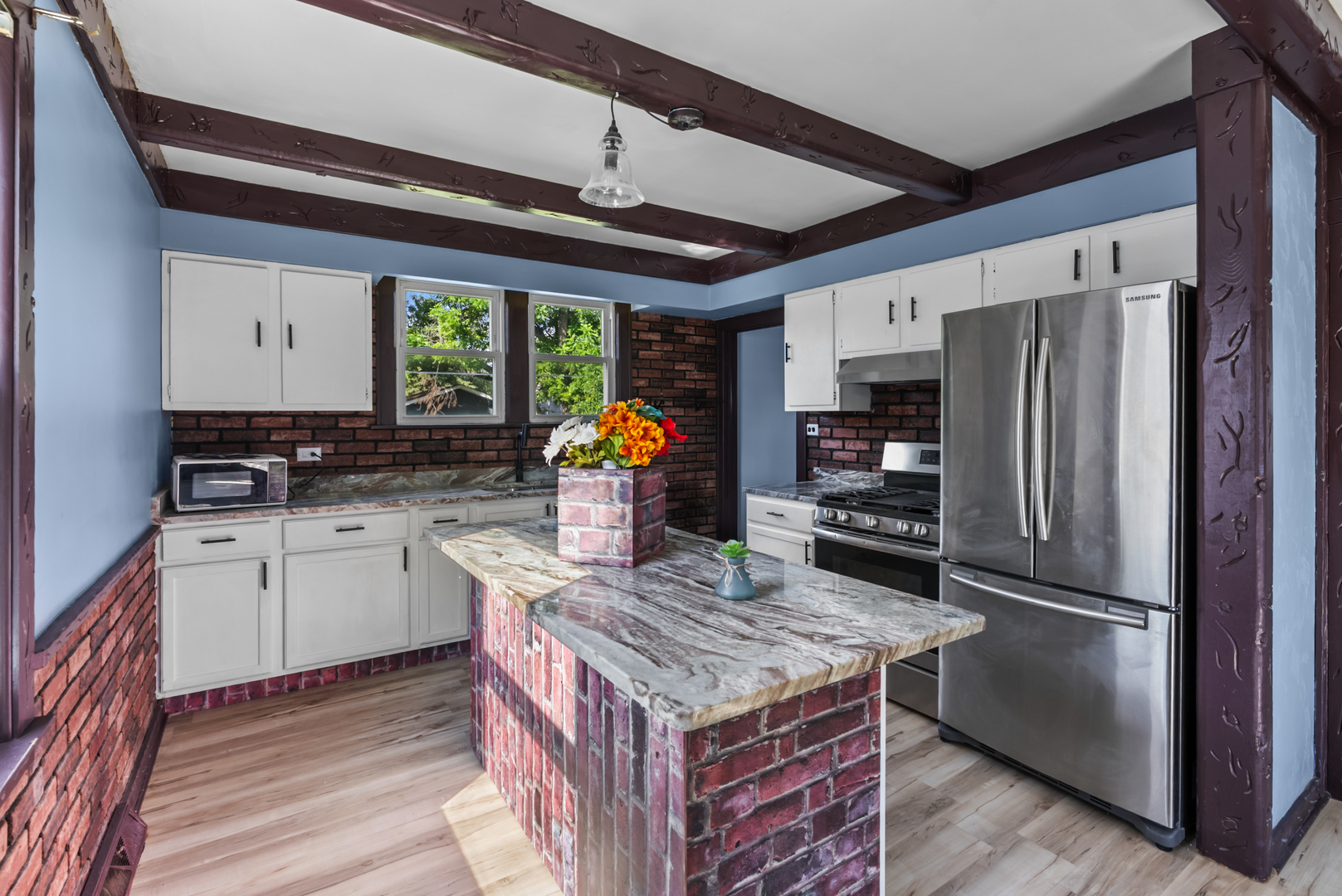 2N152 Wisconsin Avenue