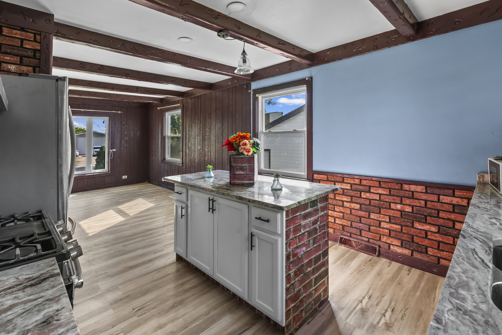 2N152 Wisconsin Avenue