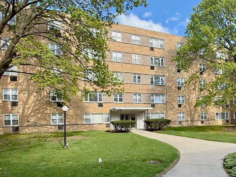 Photo of 2025 W Granville Avenue #110, Chicago, IL 60659 (MLS # 12624694)