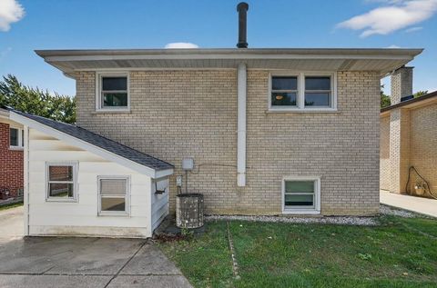 Tiny photo for 5446 W Lunt Avenue, Chicago, IL 60646 (MLS # 12493461)