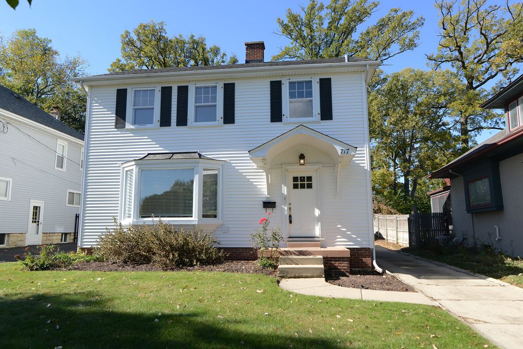 Photo for 717 S Batavia Avenue, Batavia, IL 60510 (MLS # 12500113)