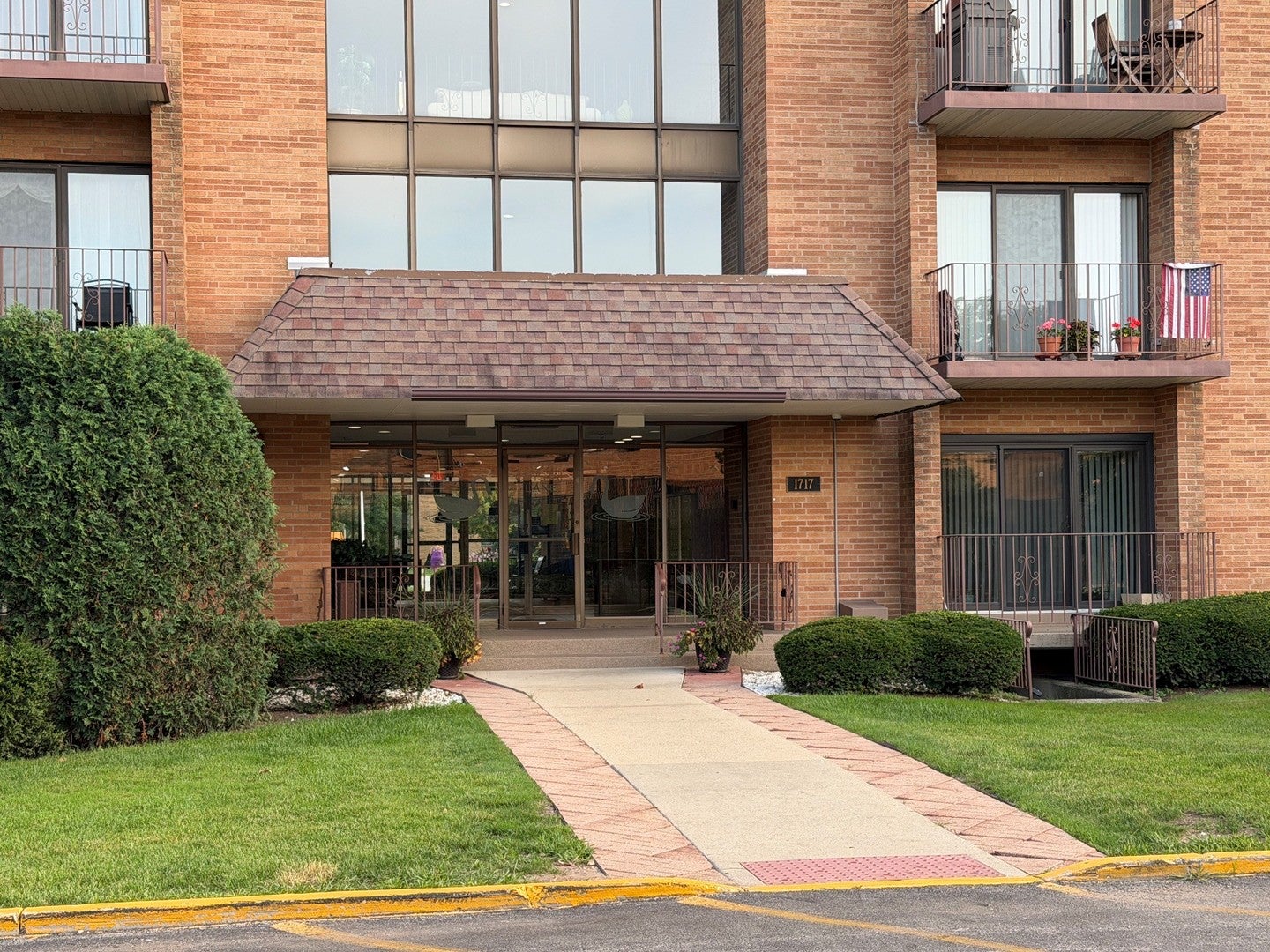 1717 W crystal Lane 712