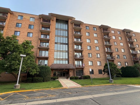Photo of 1717 W crystal Lane #712, Mount Prospect, IL 60056 (MLS # 12728325)