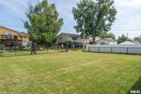 Tiny photo for 4123 N LINWOOD Avenue, Davenport, IA 52806 (MLS # 12592138)