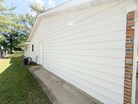 Tiny photo for 605 S Emerald Lane, Carbondale, IL 62901 (MLS # 12745940)