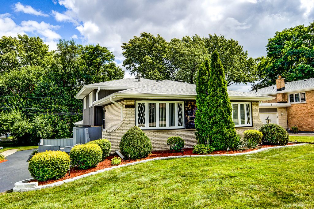 Photo for 11601 S Lawler Avenue, Alsip, IL 60803 (MLS # 12452803)