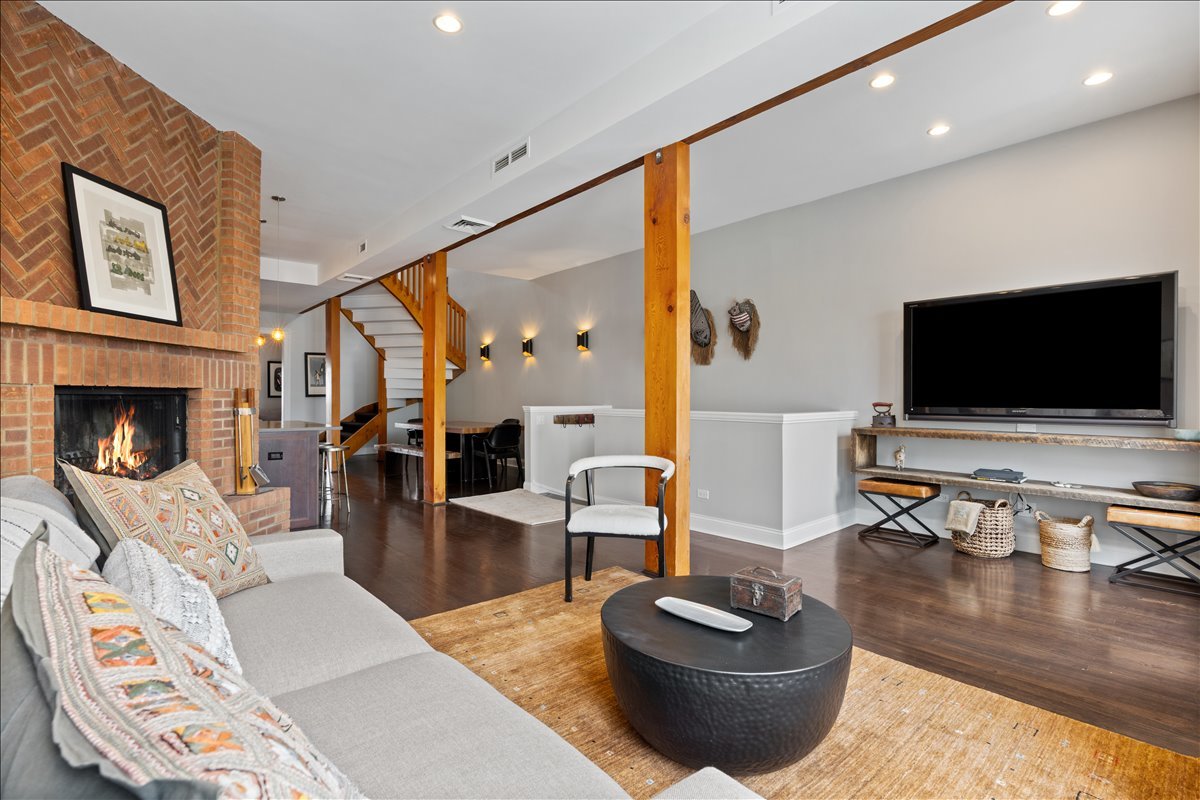 1121 W DRUMMOND Place