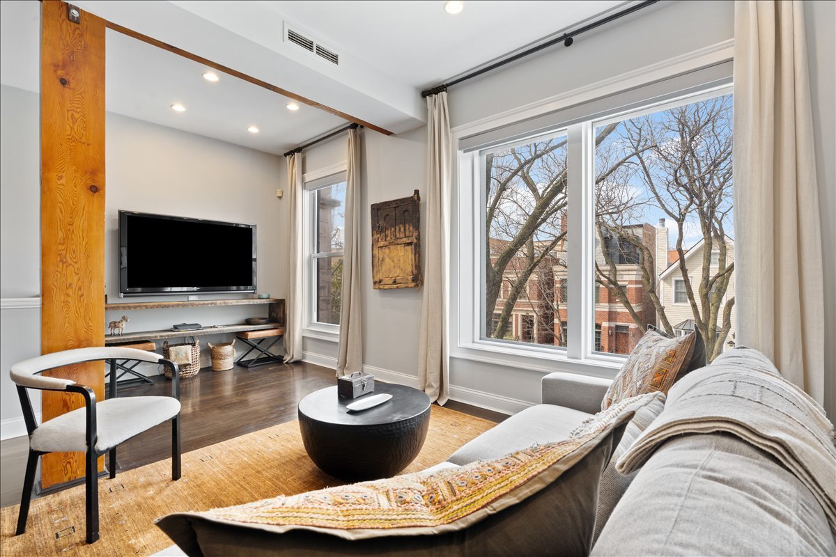 1121 W DRUMMOND Place