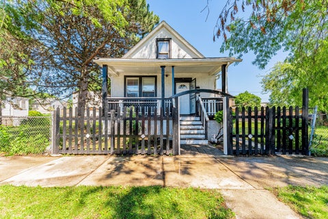 Photo of 7553 S Saint Lawrence Avenue, Chicago, IL 60619 (MLS # 12716012)