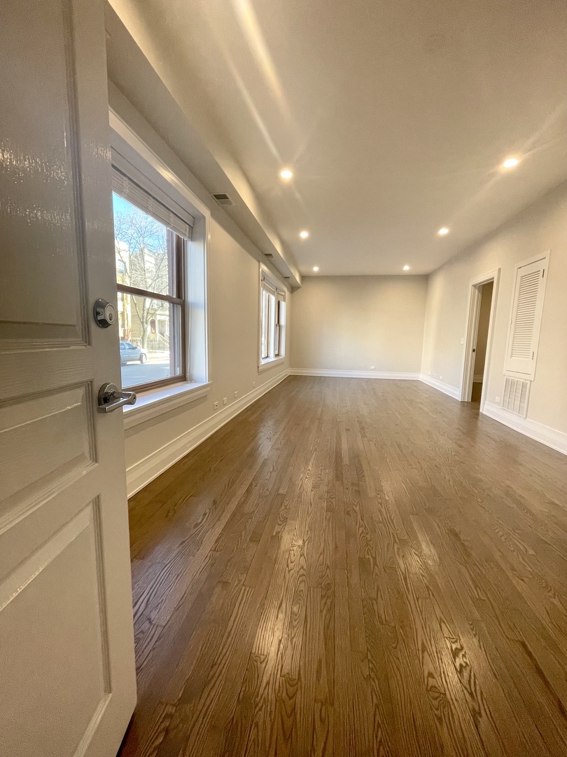 2539 W Iowa Street 3