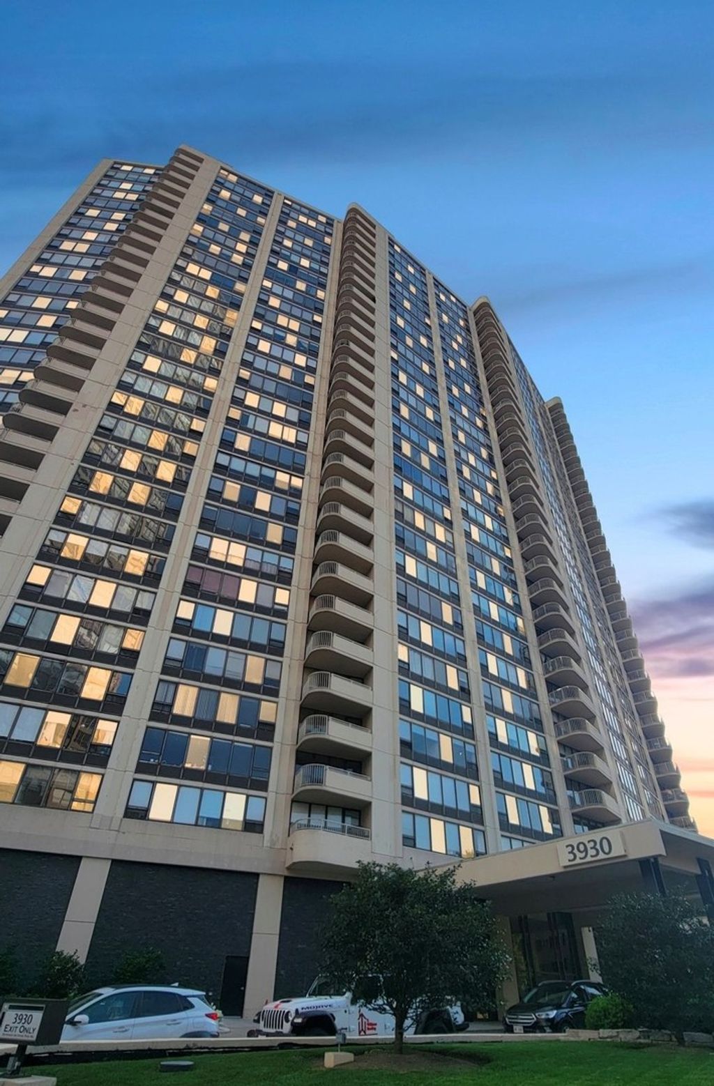 Photo for 3930 N Pine Grove Avenue #2313, Chicago, IL 60613 (MLS # 12506826)