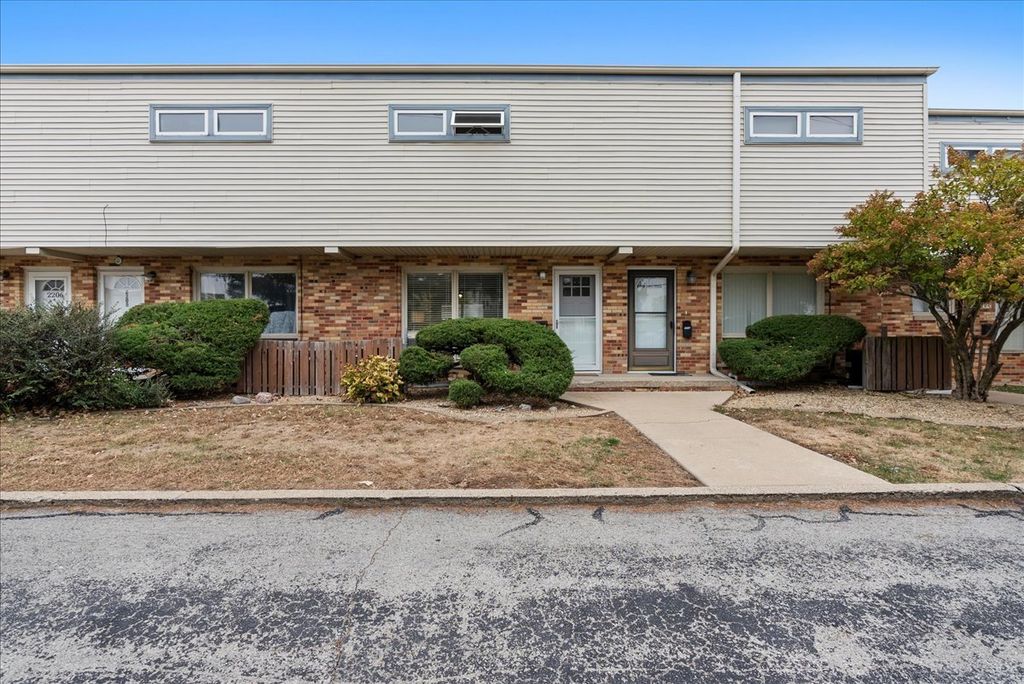 Photo for 2210 E Lincoln Street, Bloomington, IL 61701 (MLS # 12506418)