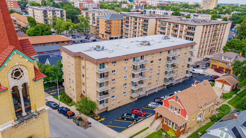 Photo for 300 Circle Avenue #4C, Forest Park, IL 60130 (MLS # 12456928)