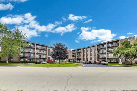 Tiny photo for 701 W Huntington Commons Road #418, Mount Prospect, IL 60056 (MLS # 12663525)