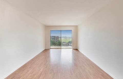 Tiny photo for 701 W Huntington Commons Road #418, Mount Prospect, IL 60056 (MLS # 12663525)