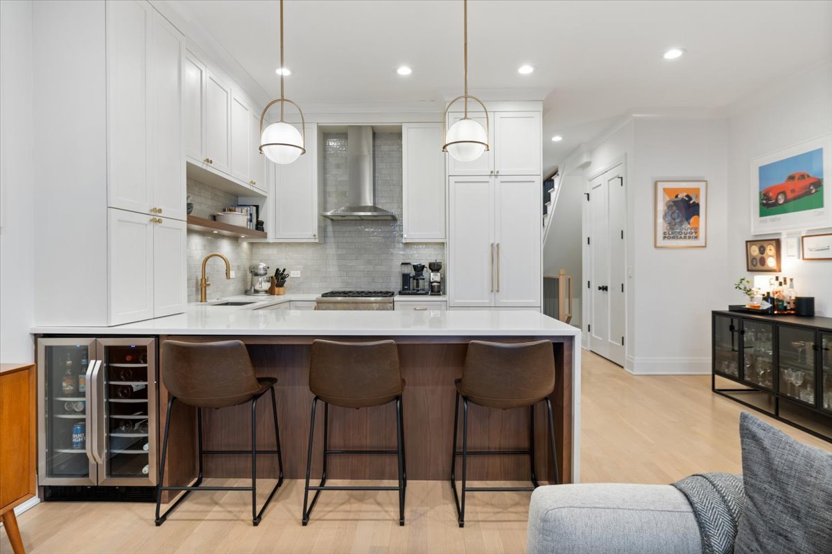 2727 N Kenmore Avenue 3