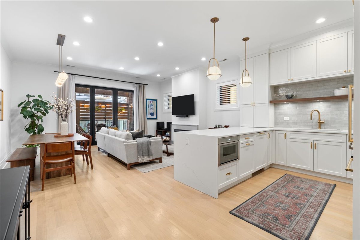 2727 N Kenmore Avenue 3