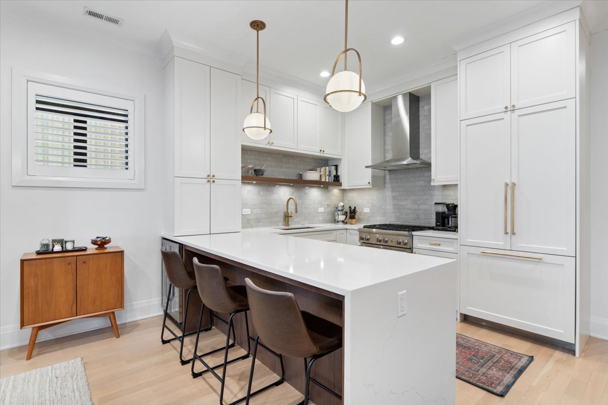 2727 N Kenmore Avenue 3