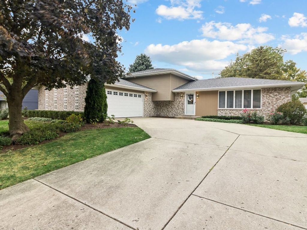 Photo for 605 Edgebrook Drive, Shorewood, IL 60404 (MLS # 12502683)