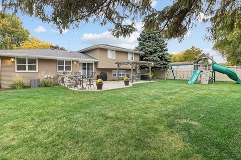 Tiny photo for 605 Edgebrook Drive, Shorewood, IL 60404 (MLS # 12502683)