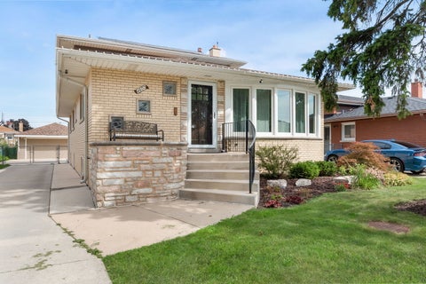 Photo of 4600 W 101st Street, Oak Lawn, IL 60453 (MLS # 12775751)