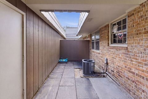 Tiny photo for 670 Versailles Circle #D, Elk Grove Village, IL 60007 (MLS # 12622627)