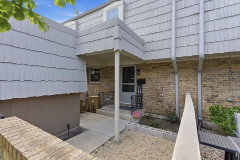 Tiny photo for 670 Versailles Circle #D, Elk Grove Village, IL 60007 (MLS # 12622627)